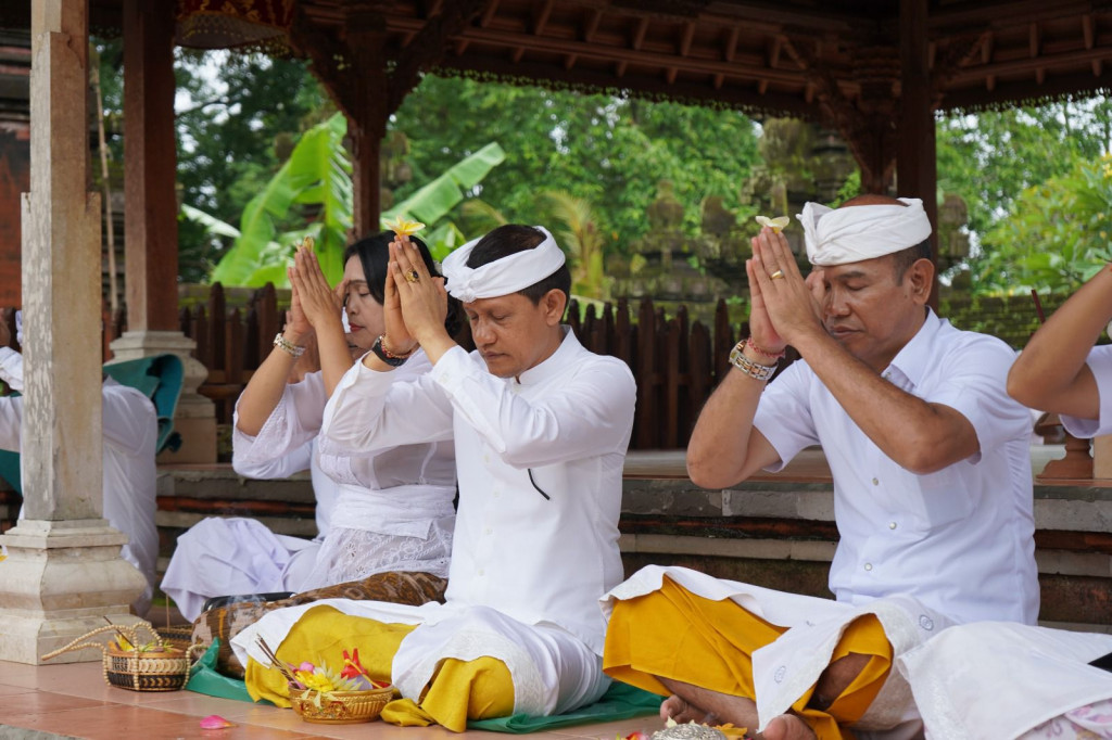 Persembahyangan Bersama Mengawali Tahun 2025
